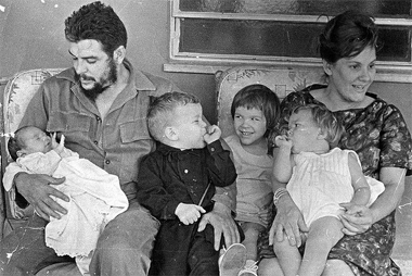 چه گوارا بهمراه همسر دوم و فرزندانش
